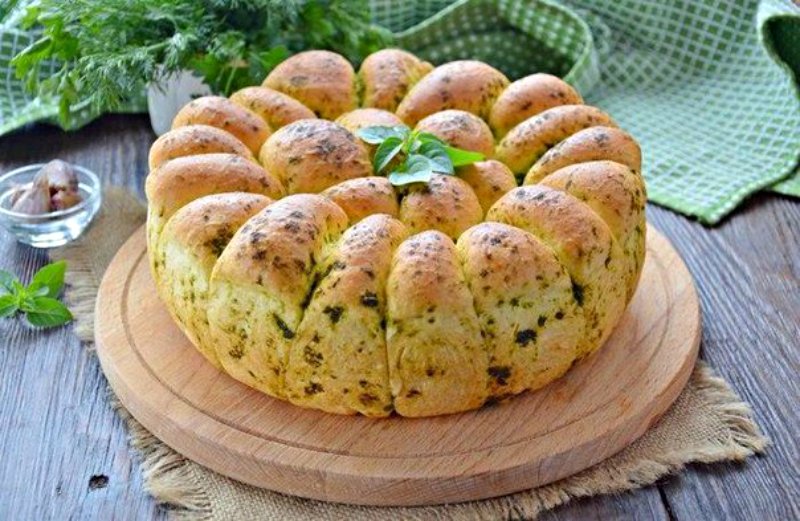 Пшеничний хліб з зеленню і часником