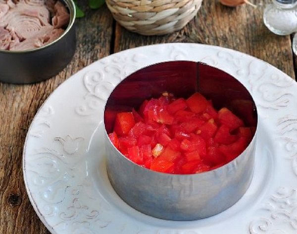 Салат з моцарелою і помідорами