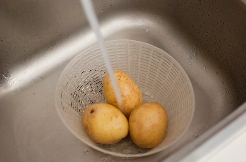 Молода картопля, запечена в духовці