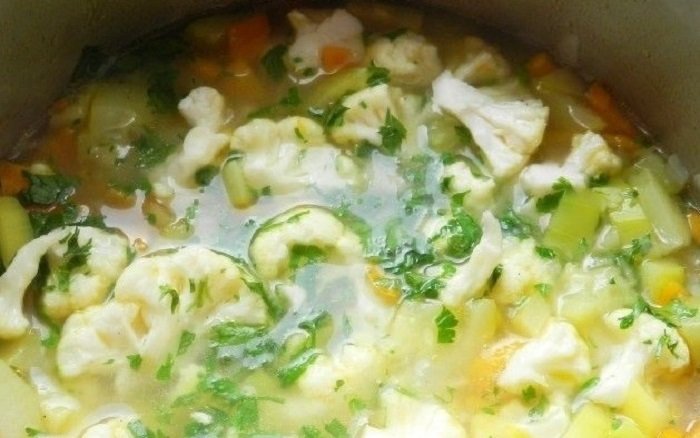 Суп з цвітної капусти і кабачків