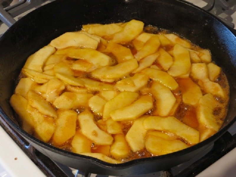 Пиріг з яблуками в духовці