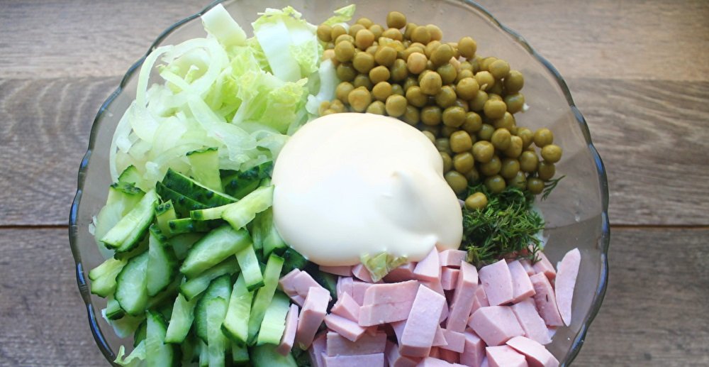 Салат з ковбасою і огірками