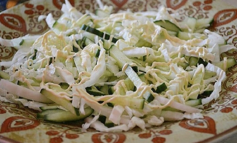 Салат з пекінською капустою і шинкою