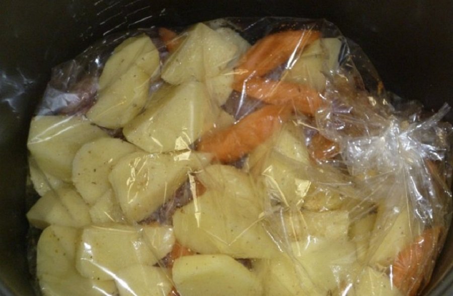 Картопля з куркою і грибами в духовці