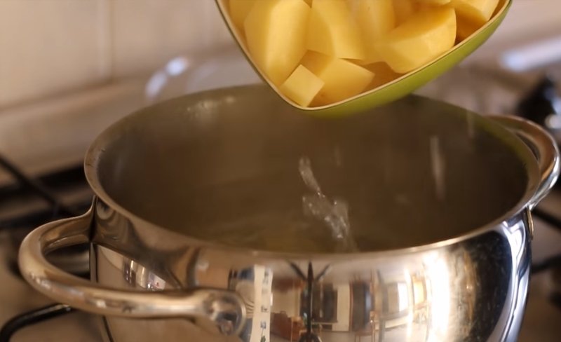 Картопляні кульки на сковороді