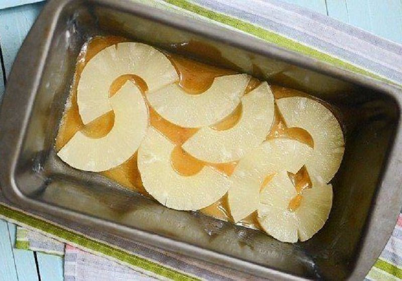 Пиріг з ананасами на йогурті